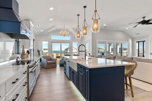 Full-size fridge, microwave, oven, stovetop