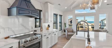 Een koelkast met diepvriezer, een microgolfoven, een oven, een kookplaat