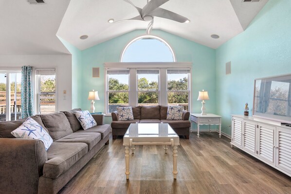 Televisio, takka, pöytätennispöytä