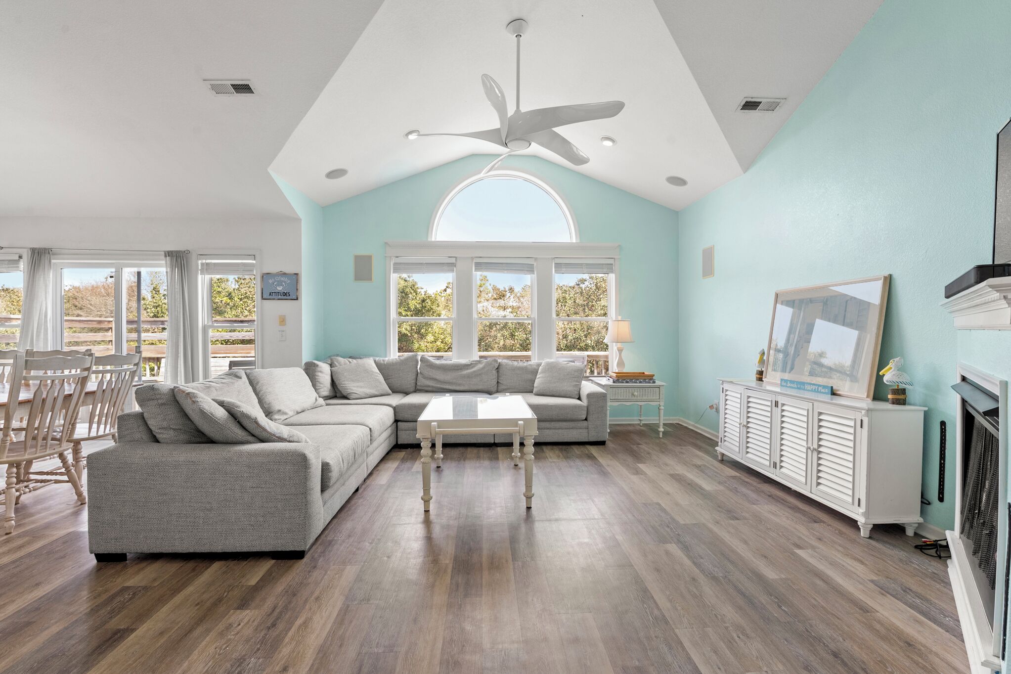 Televisie, een open haard en een tafeltennistafel