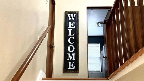 A staircase with a 'WELCOME' sign above it. - Cozy apartment getaway in Holland (Holland)