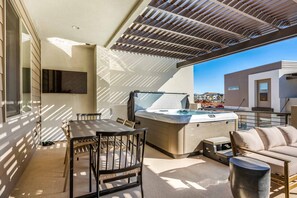 Outdoor dining - Sixteen Sandals: Desert Color Lagoon + Beaches (St George)