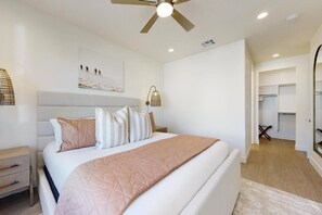 4 bedrooms, desk, iron/ironing board, travel crib - Sixteen Sandals: Desert Color Lagoon + Beaches (St George)