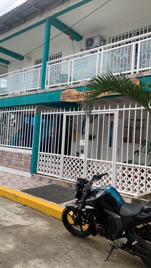 Vista frontal de la propiedad