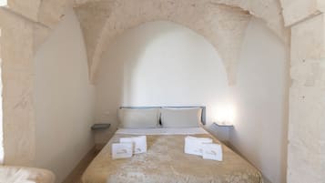 1 dormitorio, caja fuerte, tabla de planchar con plancha y cuna de viaje