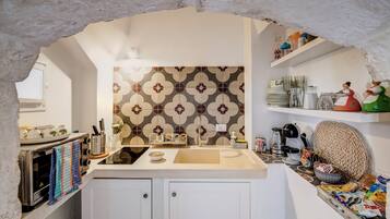 Réfrigérateur, four, plaque de cuisson, cafetière/bouilloire