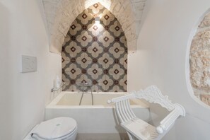 Haartrockner, Bidet, Handtücher, Seife