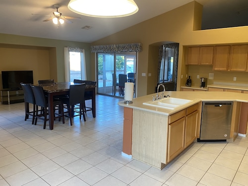 Spacious Beautiful Garden Hideaway w/Patio & Grill