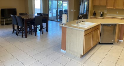 Spacious Beautiful Garden Hideaway w/Patio & Grill