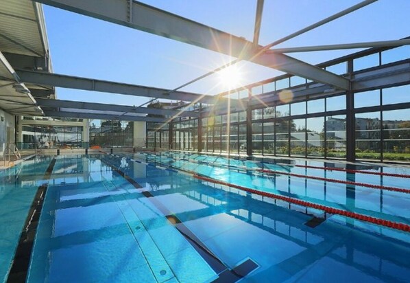 Inomhuspool och utomhuspool