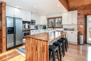 Kjøleskap, mikrobølgeovn, ovn og kokeplater