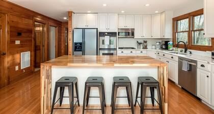 Modern Mountain Getaway in Connestee Falls now with a Tesla charger!