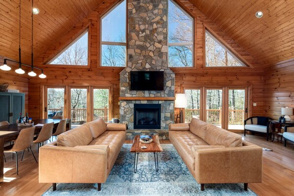 Smart-TV, peis, bordtennis og bøker