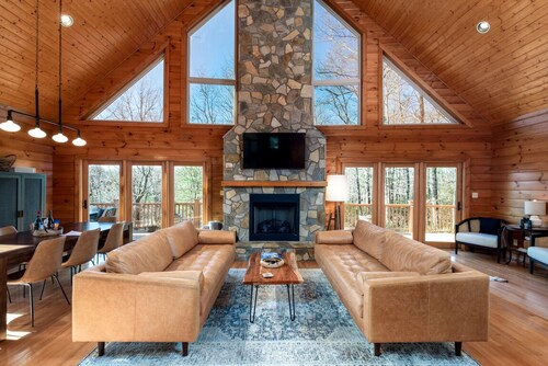 Modern Mountain Getaway in Connestee Falls now with a Tesla charger!