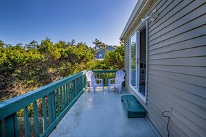 Terrace/patio - Heceta Hideout, 3-min walk to Heceta Beach! (Florence)