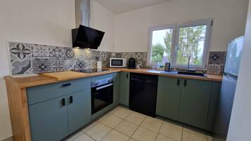 Een koelkast, een microgolfoven, een oven, een kookplaat