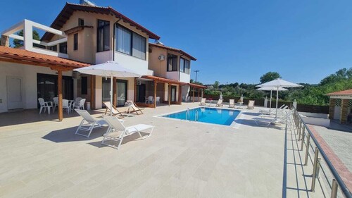 Allegro is a complex of 3 detached villas