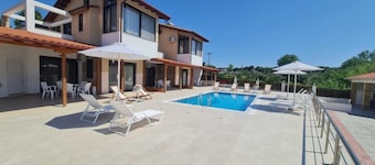 Allegro is a complex of 3 detached villas