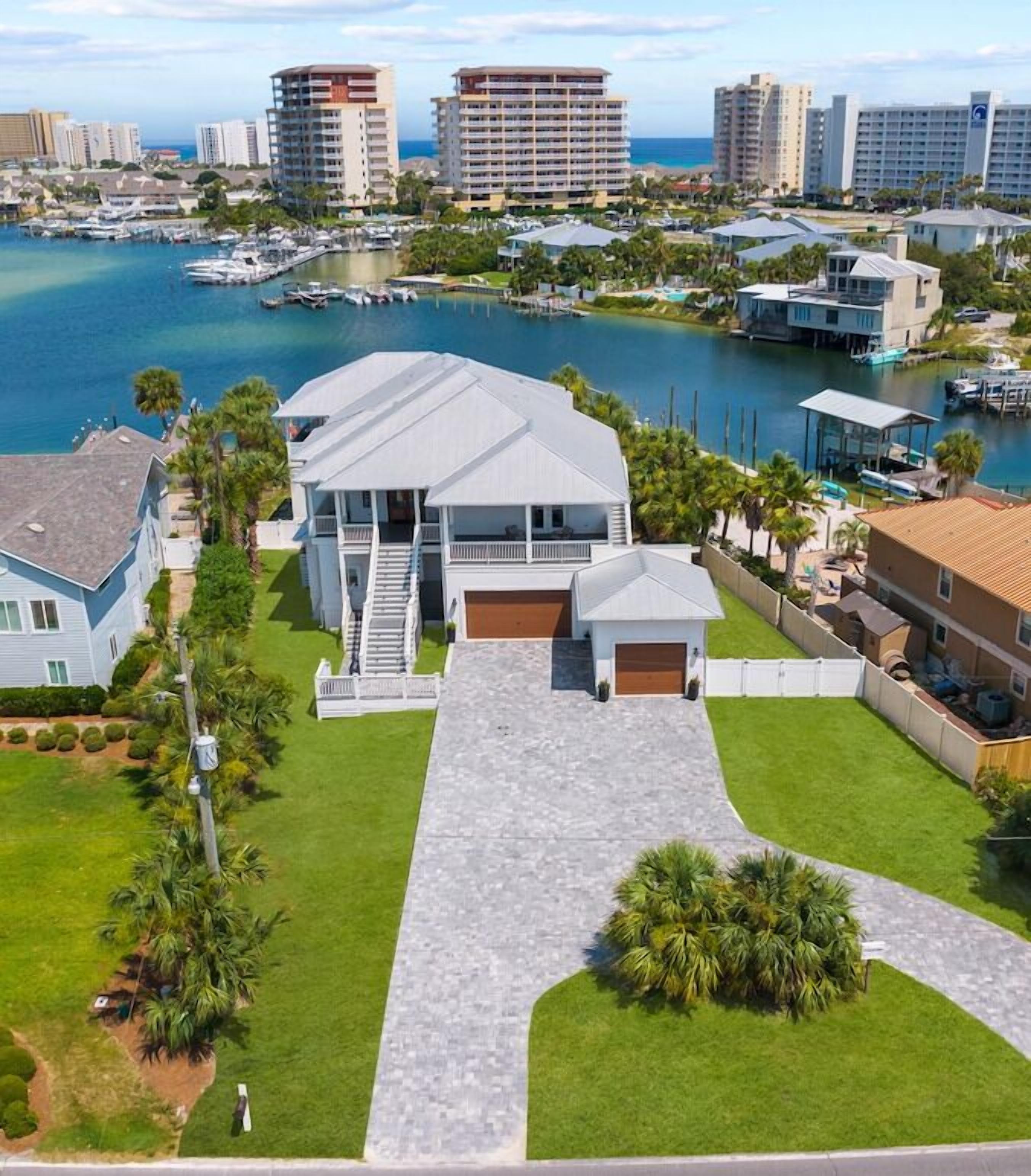 Baywatch. 6 Bedroom, Boaters Dream, Heated Pool/Spa, Beach, and Golf Cart!