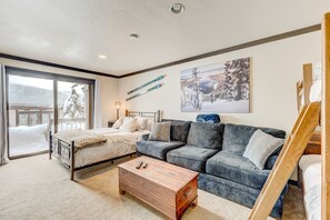 3 bedrooms, desk, WiFi, bed sheets