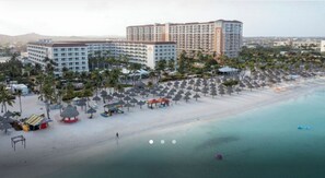 En la playa, camastros y toallas de playa 