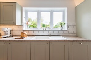 Jääkaappi, uuni, liesi, astianpesukone