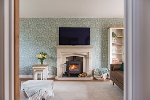 Flat-screen TV, fireplace, table football