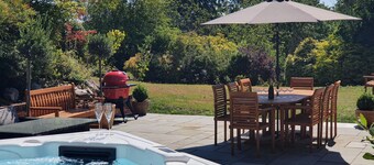 Stunning Large 5 Bed House, Hot Tub, Views!