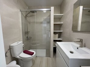 Ducha, secador de pelo, toallas