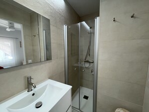 Shower, hair dryer, towels - Nice apartment with pool and close to the beach (Son Parc)