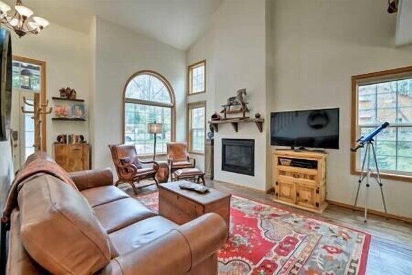 TV, fireplace - Oak Street Retreat 3br/2ba - Ground Level Bedroom (Ouray)