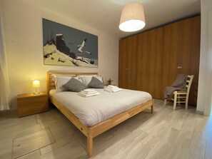 2 bedrooms, iron/ironing board, travel cot, free WiFi