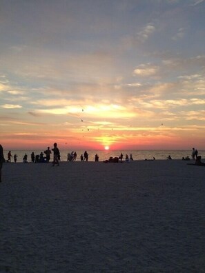 Beach nearby, sun loungers, beach towels