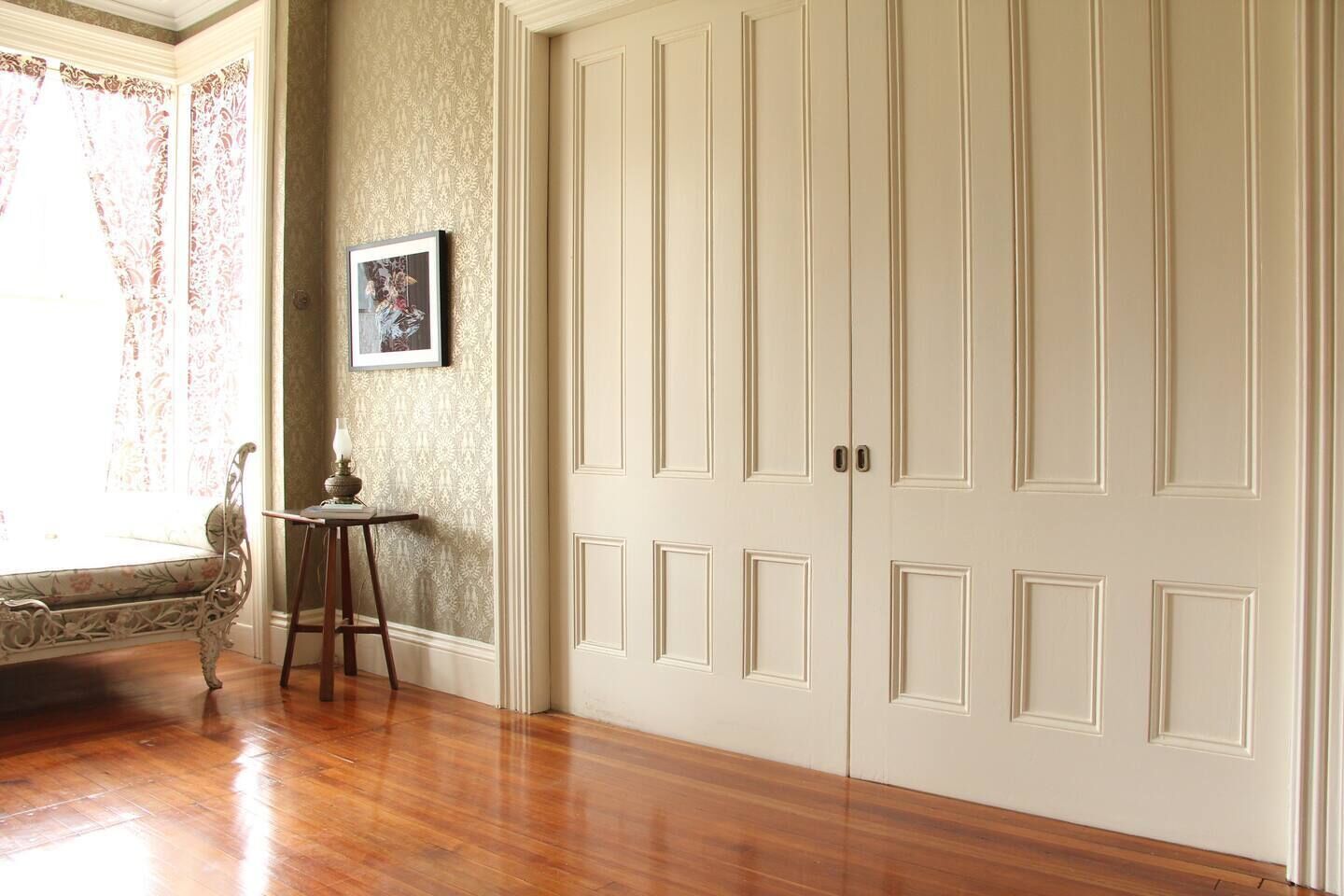 Decoración personalizada, tabla de planchar con plancha y wifi gratis 