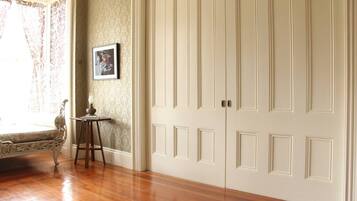 Decoración personalizada, tabla de planchar con plancha y wifi gratis