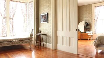 Deluxe Room | Dihias secara berasingan, seterika/papan seterika, Wi-fi percuma