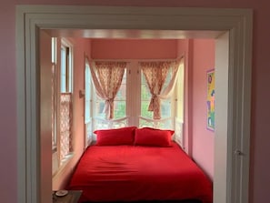 Individually decorated, iron/ironing board, free WiFi - The Wedding Cake House (Providence)
