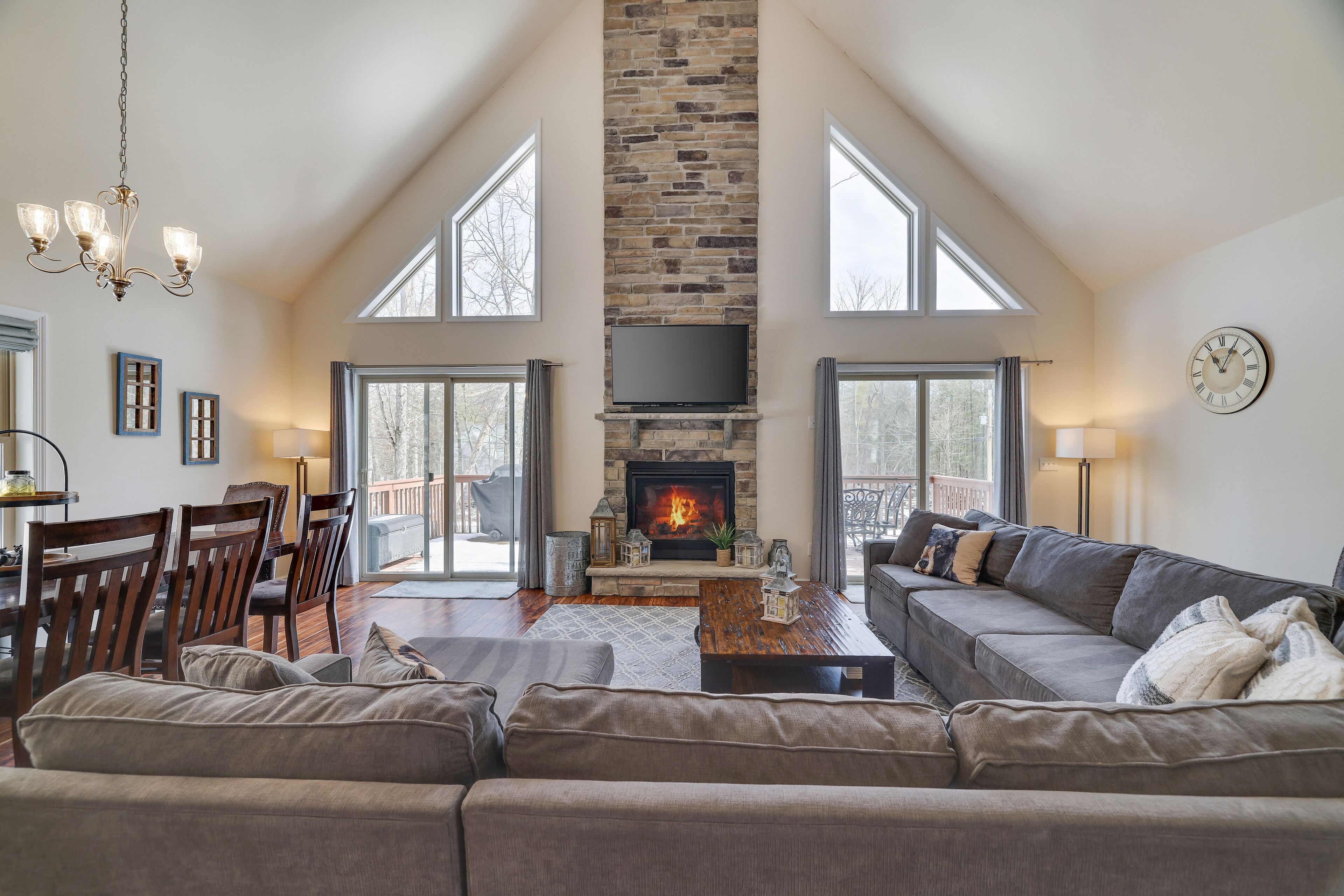 智能電視、壁爐、電子遊戲、DVD 播放機