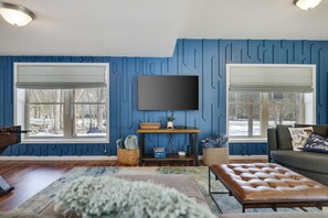 Smart TV, fireplace, video games, DVD player - Lake House in the Summer, Ski Chalet in the Winter, Dog Friendly! (Lackawaxen)