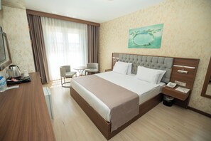 Svit Grand | Minibar med vissa gratis produkter och värdeförvaringsskåp på rummet