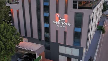 Vista frontal de la propiedad