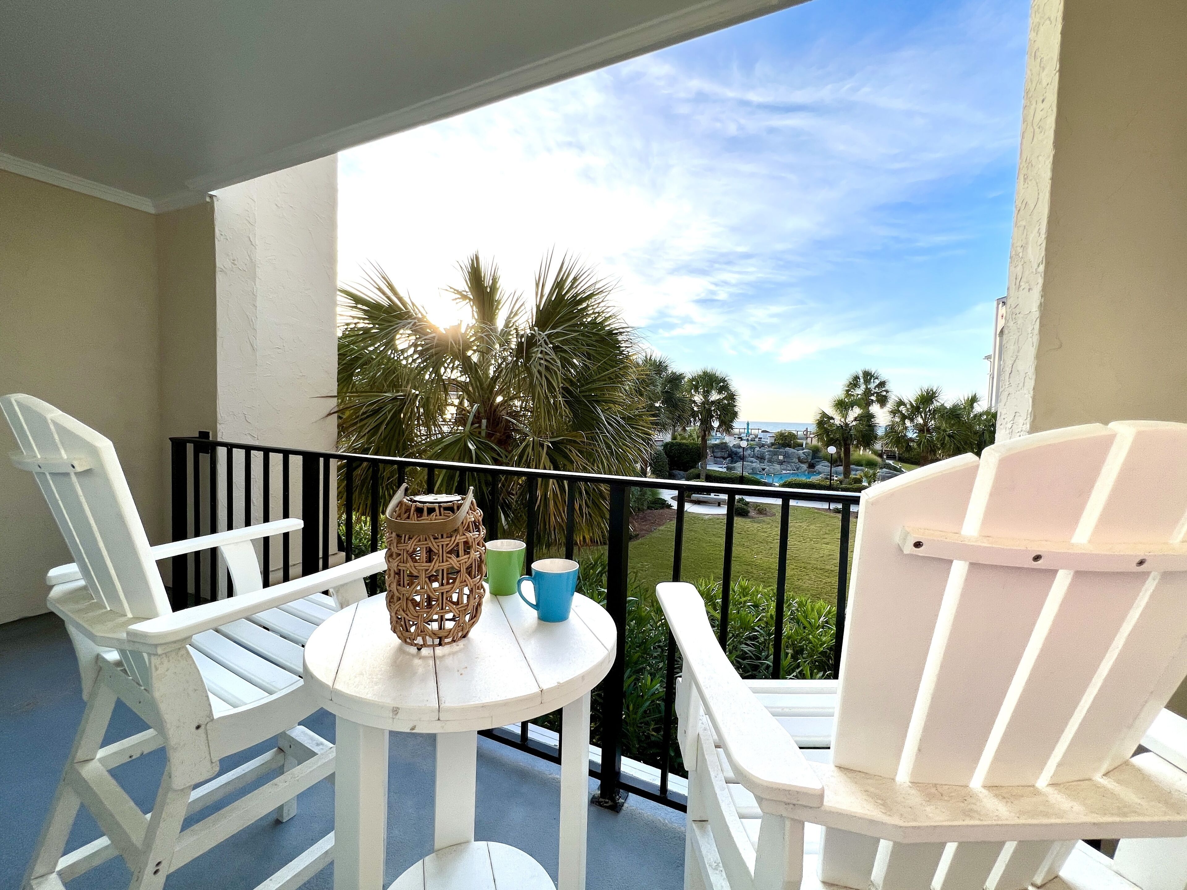 Beachfront Capriani Resort, Private Balcony w/ Ocean Pool Views, Linens Towels