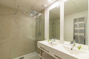 Sèche-cheveux, serviettes fournies, savon, shampoing