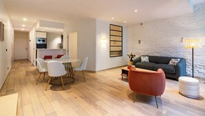 Una sala de estar moderna con comedor, un sofá y una mesa de centro.