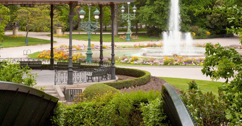 Un kiosque avec une fontaine dans un parc.