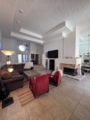 Smart TV, caminetto, lettore DVD, libri