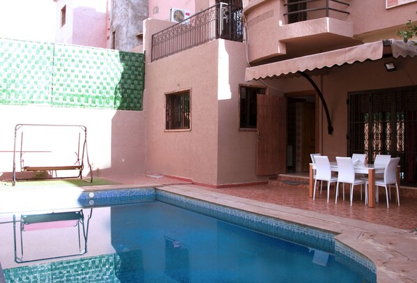 حمام سباحة