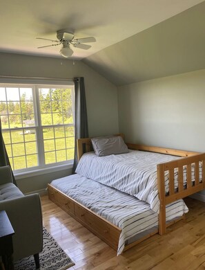 3 bedrooms, travel crib, WiFi, bed sheets