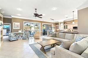 Smart-TV, bøker, filmbibliotek og stereoanlegg