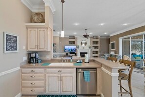 Kjøleskap, mikrobølgeovn, ovn og kokeplater